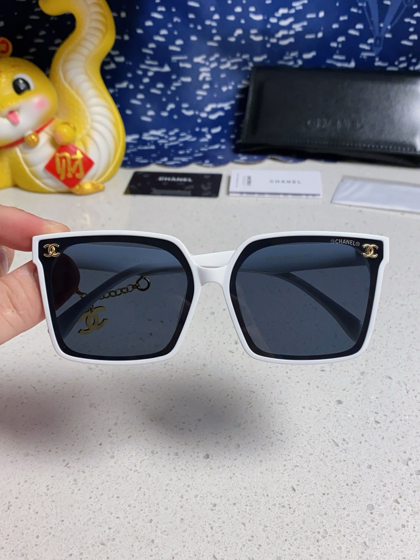 CHANEL SQUARE SUNGLASSES 641811 IN WHITE ACETATE GOLD CHAIN